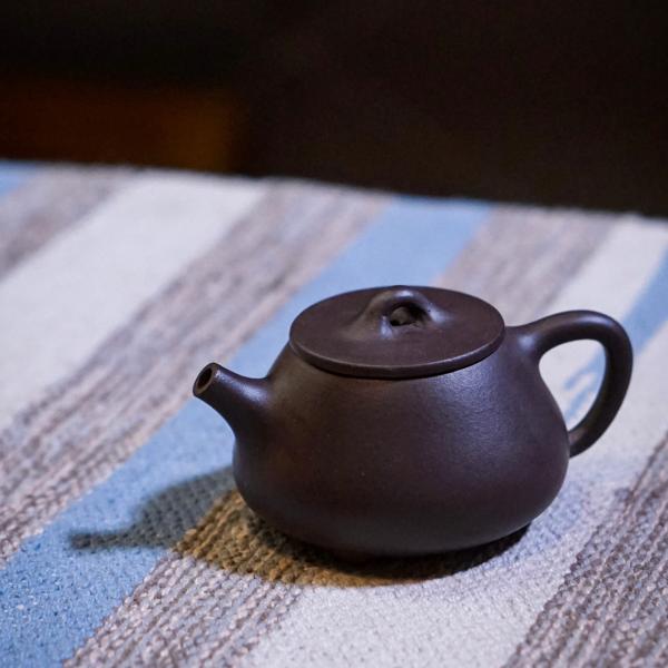 Исинский чайник «Сан Цзу Ши Пяо» тёмный 130&nbsp;мл