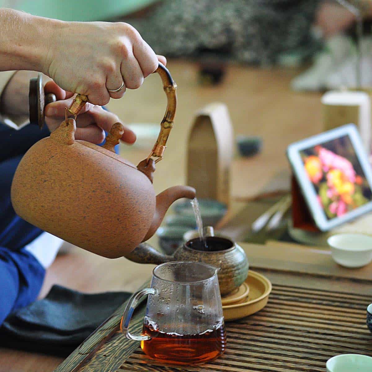 Лучшая заварка. Заваривание чая. Чайная заварка. Чайная церемония пуэр. Чай в Китае.